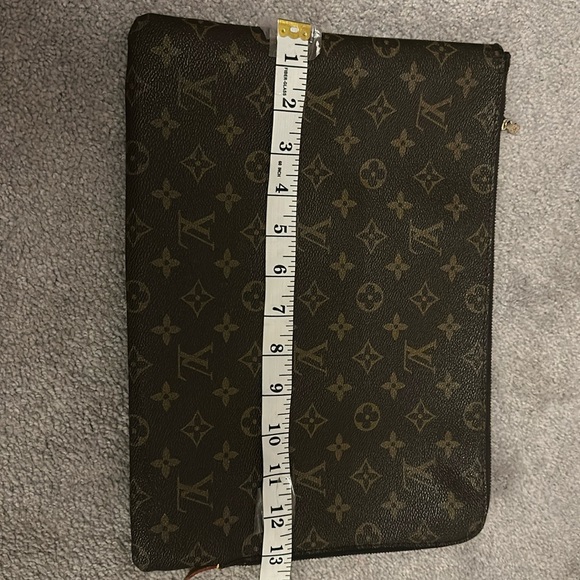 Louis Vuitton Monogram Clutch/iPad
Pro - Picture 3 of 16